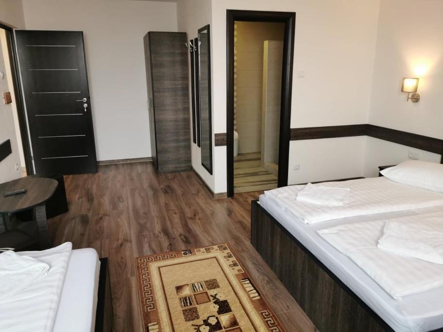 Hotel Tranzit 오도르헤이우세쿠이에스크 외부 사진