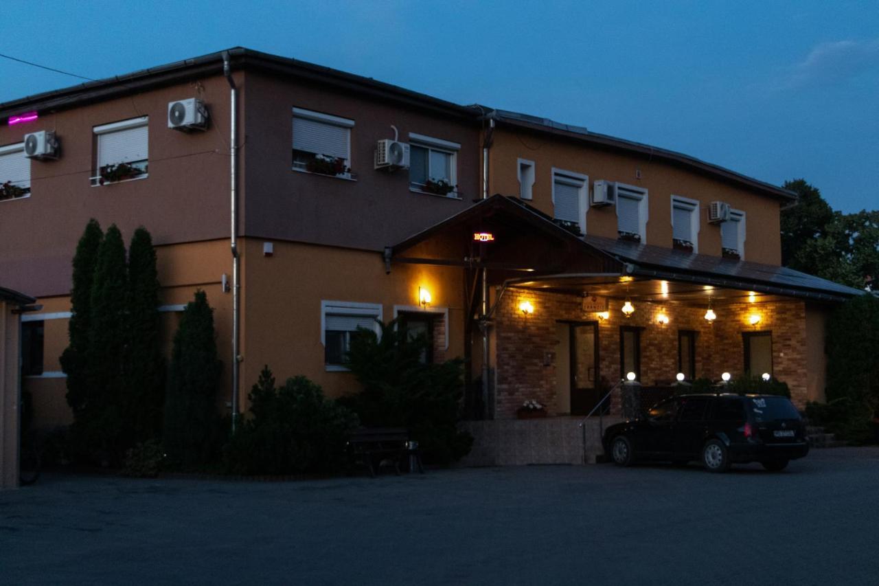 Hotel Tranzit 오도르헤이우세쿠이에스크 외부 사진